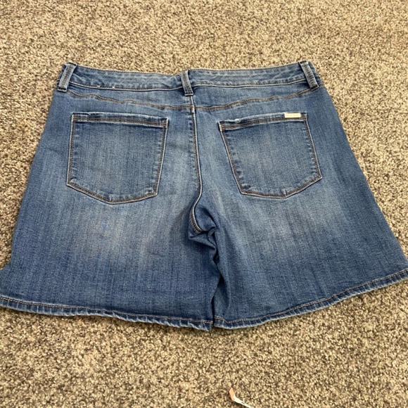 White House Black Market The girlfriend Distressed Jean short Size 8 - Picture 7 of 8